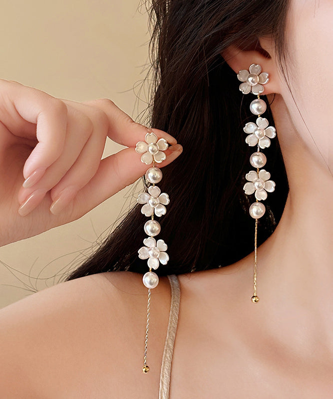 Boucles d'oreilles pendantes élégantes en cuivre blanc avec perles florales et pampilles - TrendAura