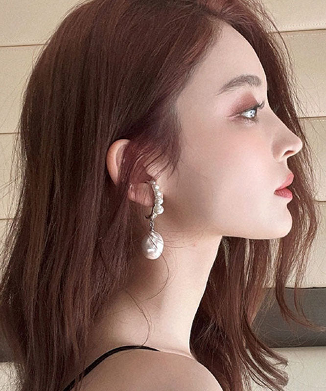 Boucles d'oreilles pendantes élégantes en cuivre blanc surdoré avec perles - TrendAura