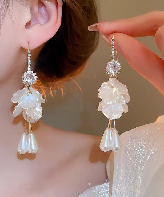Boucles d'oreilles pendantes élégantes en cuivre blanc doré, zircon, acrylique, coquillage, perle et pompon floral, ornées de perles et de coquillages. - TrendAura