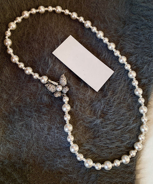 Collier élégant en cuivre blanc surdoré avec perles de zircone et papillon gradué - TrendAura