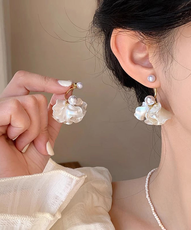 Boucles d'oreilles pendantes élégantes en argent sterling blanc doré et perles, ornées de motifs floraux. - TrendAura