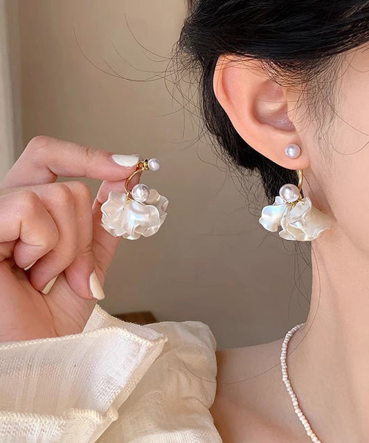 Boucles d'oreilles pendantes élégantes en argent sterling blanc doré et perles, ornées de motifs floraux. - TrendAura