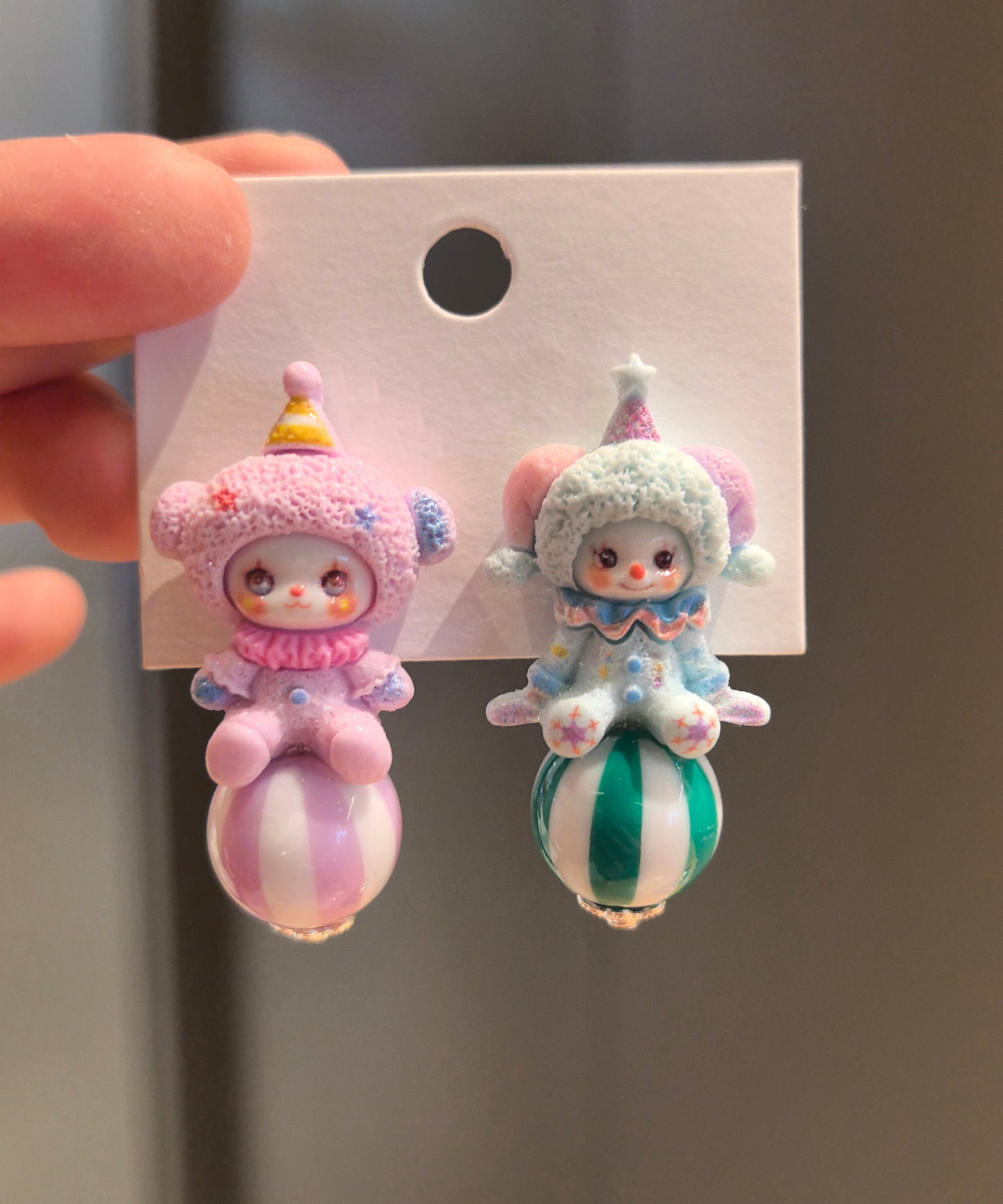 Boucles d'oreilles à tige en alliage asymétrique en forme de poupée de dessin animé - TrendAura
