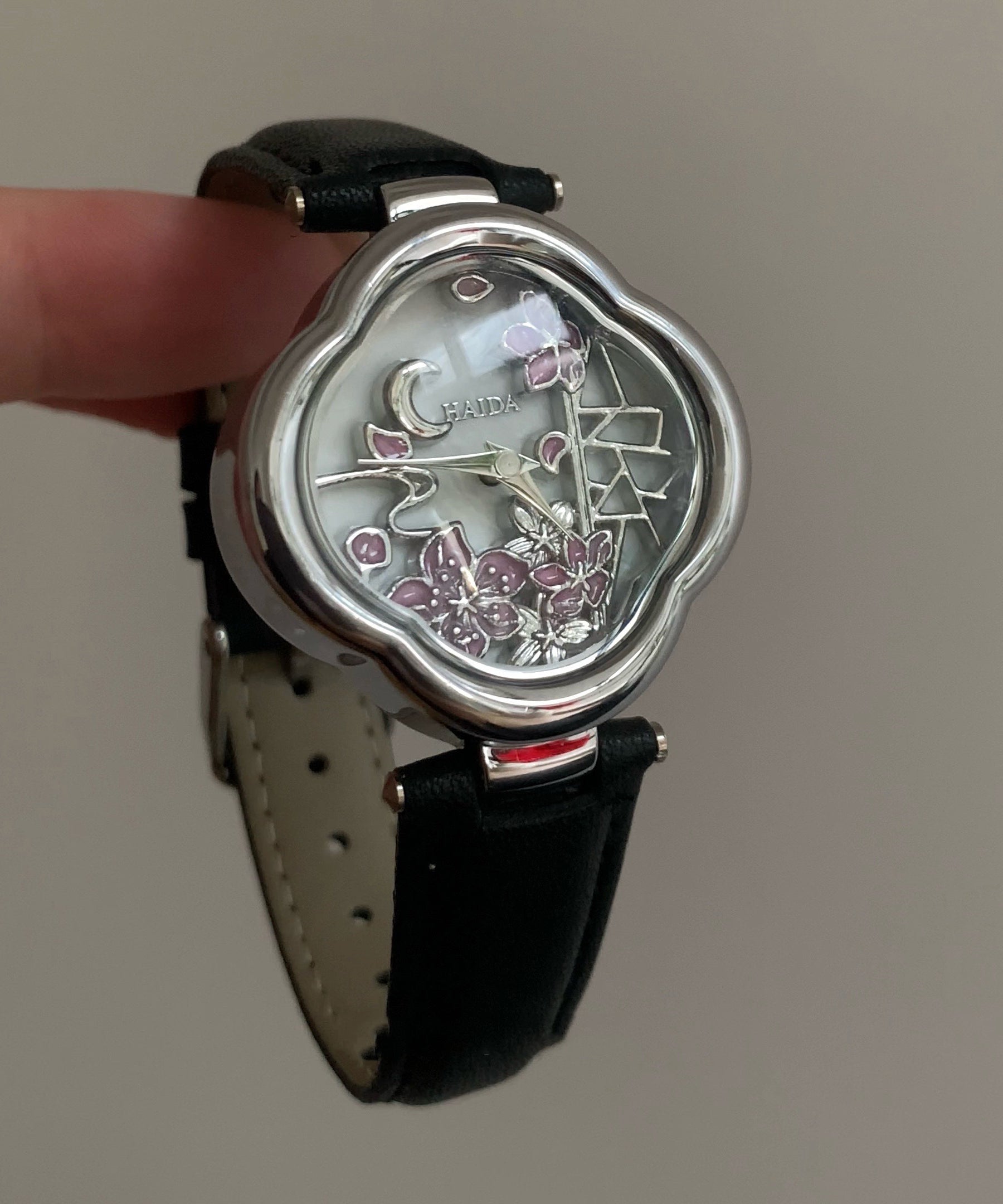 Jolies montres en métal noir, cuir et cristal Hardlex - TrendAura