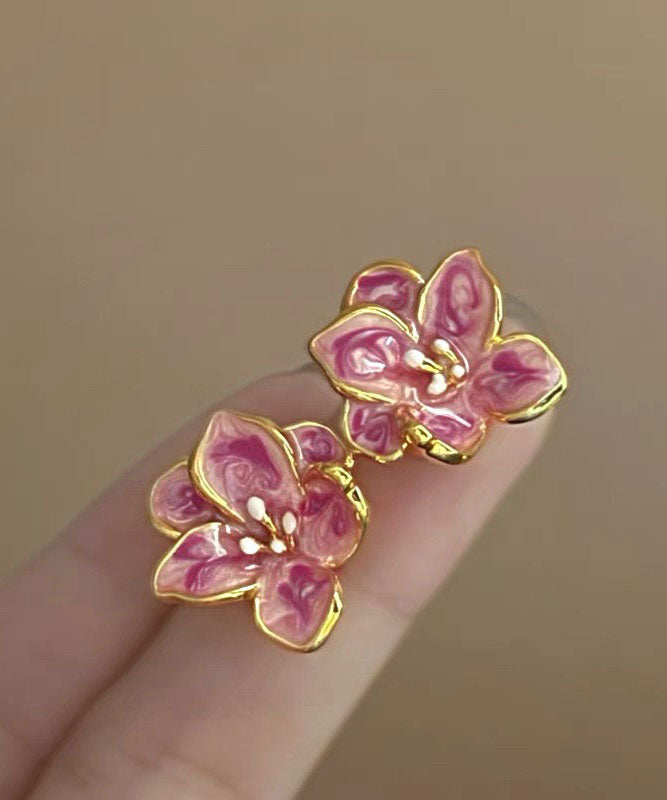 Boucles d'oreilles à tige en métal rose avec motif floral et vernis goutte à goutte - TrendAura