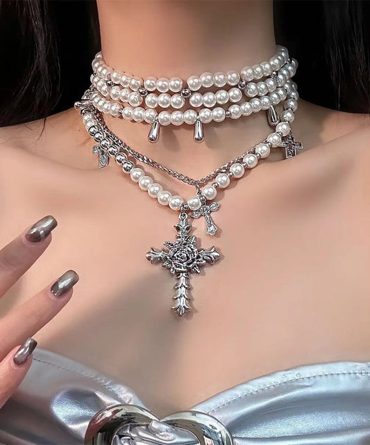 Joli collier de perles blanches en alliage multicouches avec croix graduée - TrendAura