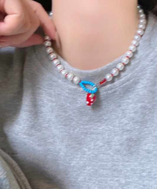 Joli collier avec pendentif en alliage blanc et perle de fraise - TrendAura