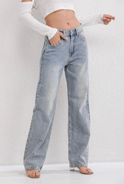 Straight cut jeans with distressed look - vintage denim with modern details