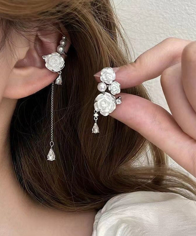 Boucles d'oreilles pendantes asymétriques en cuivre blanc et zircon, perles roses et pompons - TrendAura