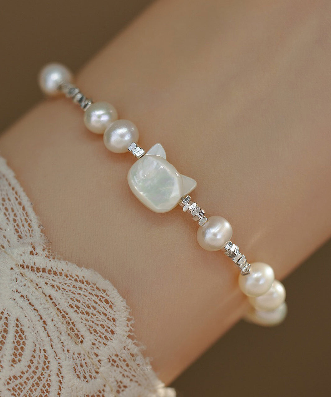 Bracelet en argent sterling blanc avec perles et petits chats écrasés - TrendAura