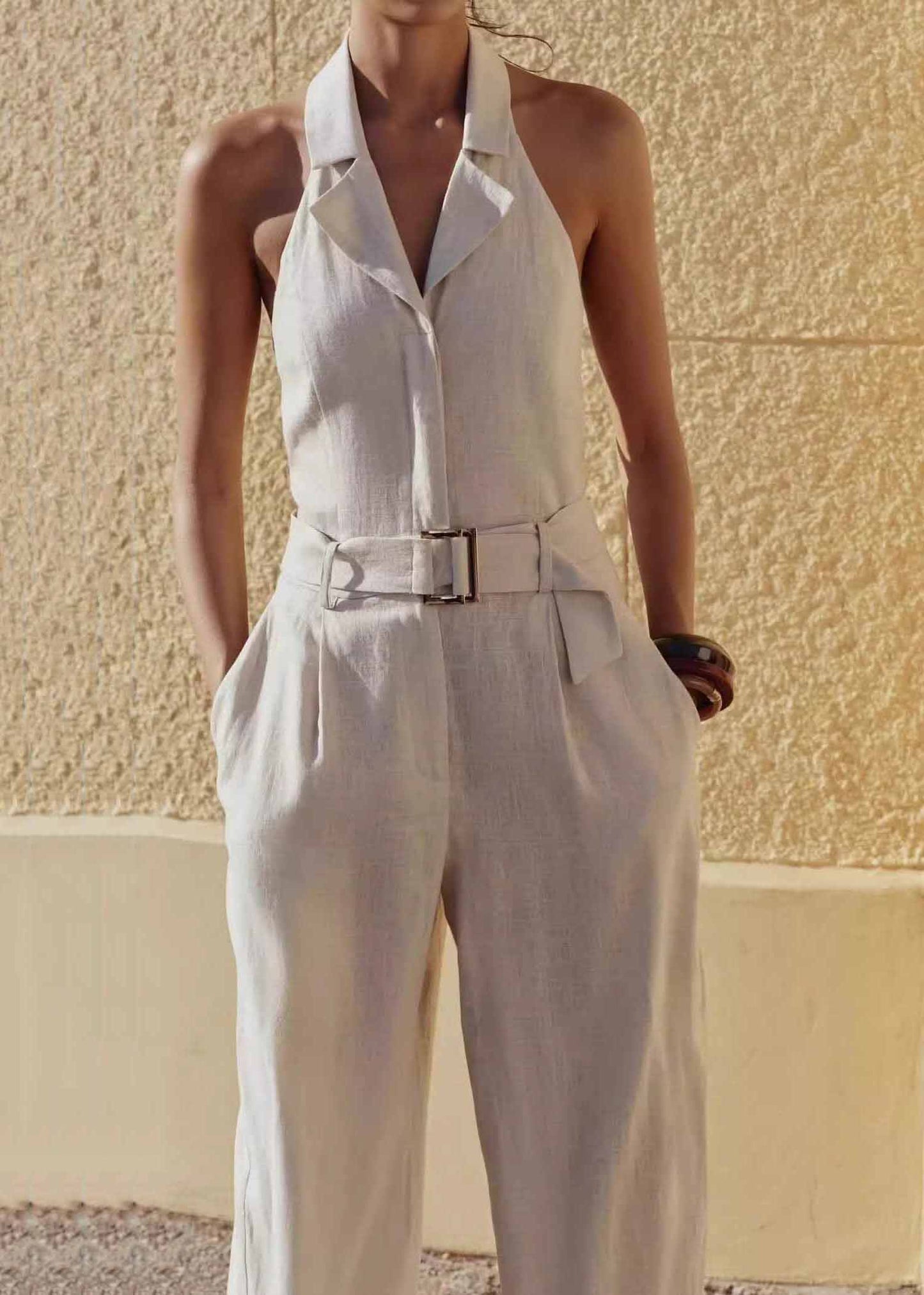 Combinaison élégante en coton beige avec poches licou sans manches - TrendAura