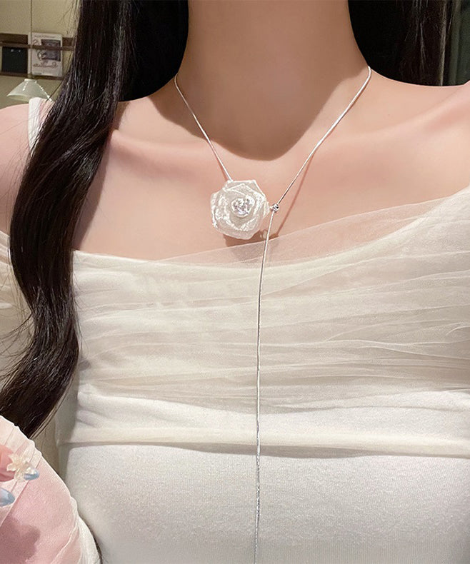 Collier pendentif floral élégant en alliage blanc à tirette - TrendAura