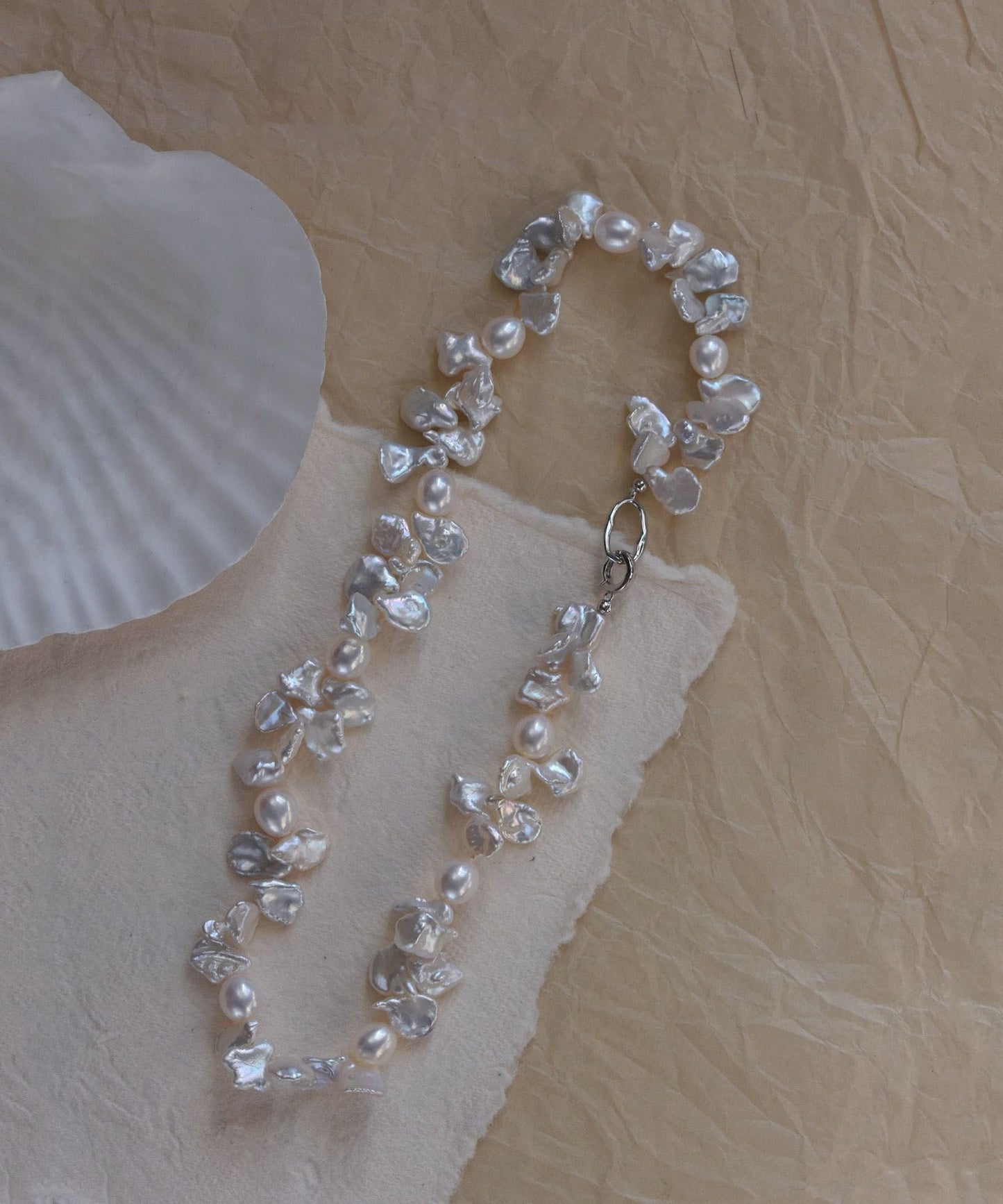 Collier princesse élégant en alliage blanc avec pétales de perles - TrendAura