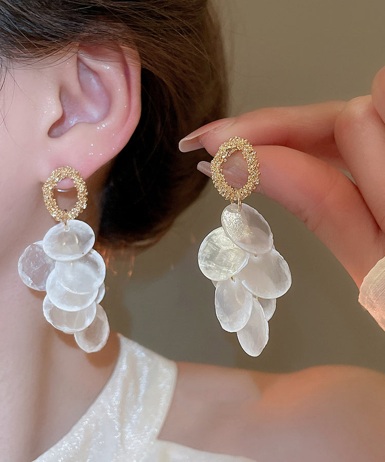 Boucles d'oreilles pendantes élégantes en alliage blanc avec pampilles en coquillage - TrendAura