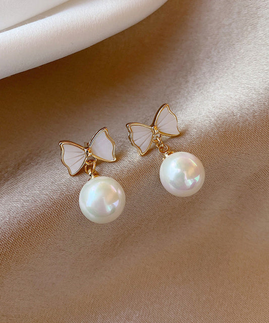 Boucles d'oreilles pendantes élégantes en alliage de cuivre blanc avec nœud en perles de coquillage - TrendAura