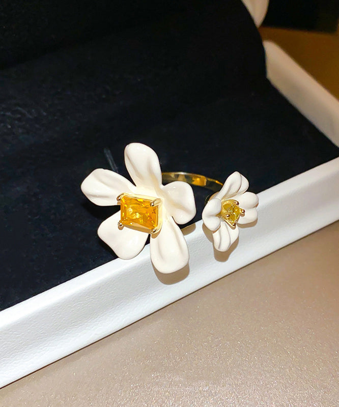 Bagues ouvertes élégantes en cuivre blanc surdoré avec zircon acrylique floral - TrendAura