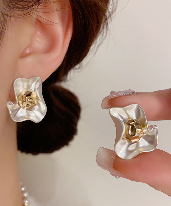 Boucles d'oreilles à tige élégantes en cuivre blanc surdoré à motif floral - TrendAura