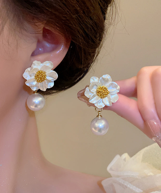 Boucles d'oreilles pendantes élégantes en cuivre blanc doré et perles, ornées de motifs floraux. - TrendAura