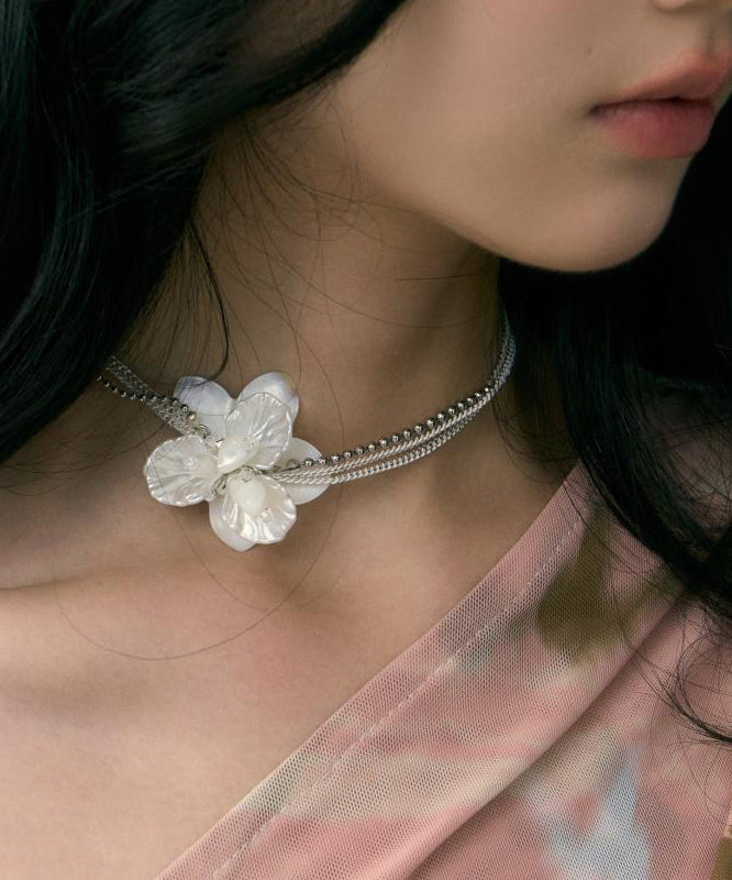 Collier ras du cou élégant en cuivre blanc surdoré avec perles de coquillage et fleurs - TrendAura
