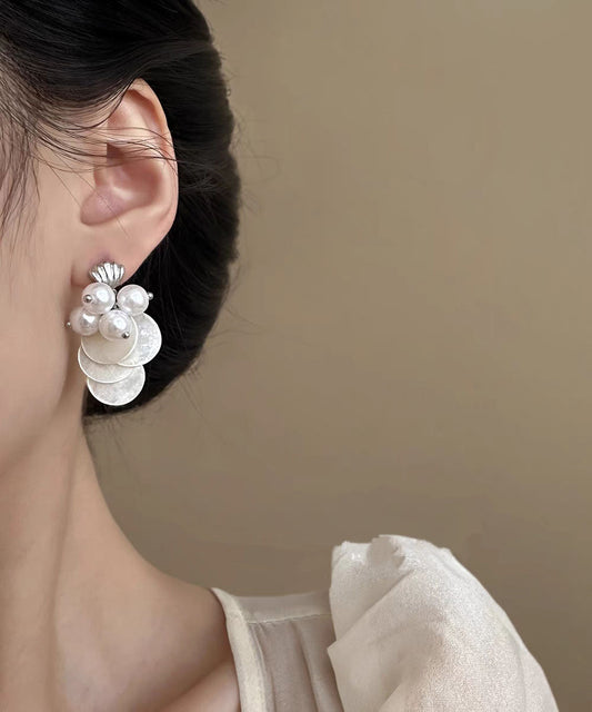 Boucles d'oreilles élégantes à pampilles en alliage d'argent sterling blanc, nacre et perles, avec pompon. - TrendAura