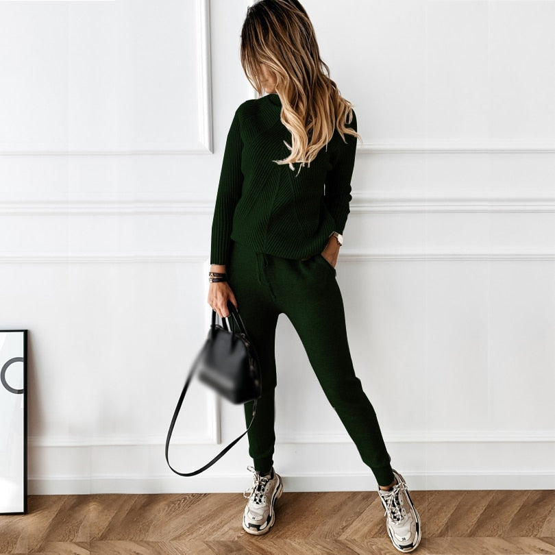 Elegant women's tracksuit with turtleneck and jogging pants