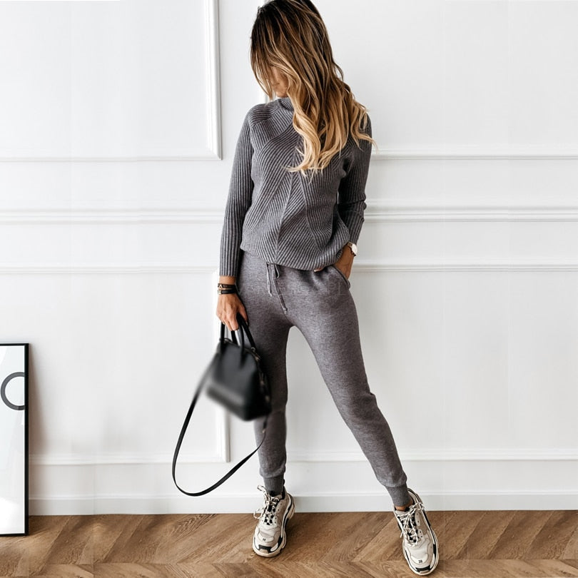 Elegant women's tracksuit with turtleneck and jogging pants
