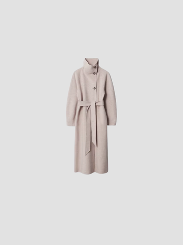 Elegant women's coat with belt and button closure