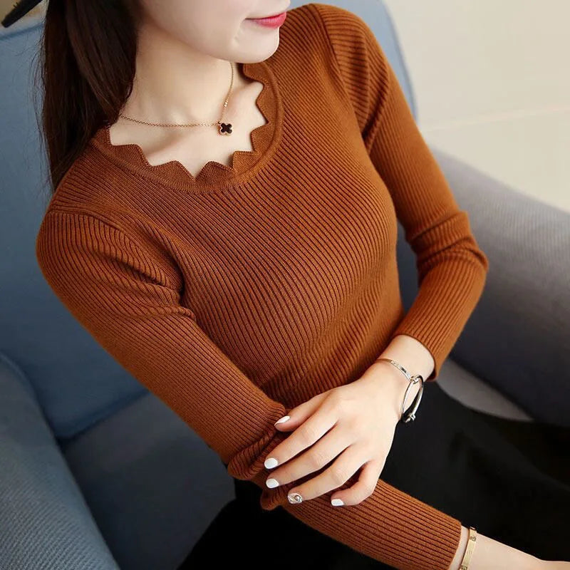 Elegant women's sweater with long sleeves and round neckline