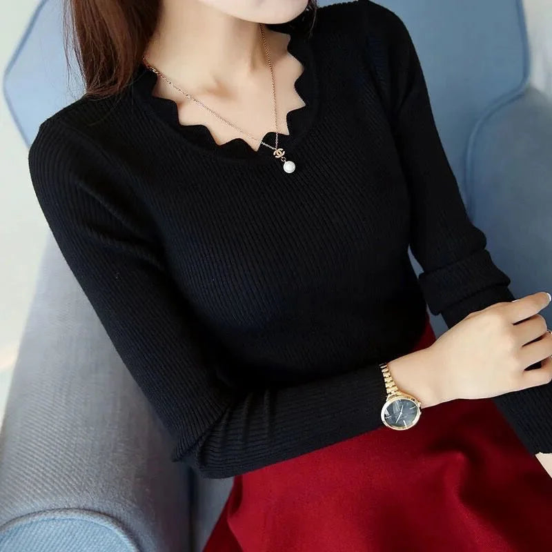 Elegant women's sweater with long sleeves and round neckline