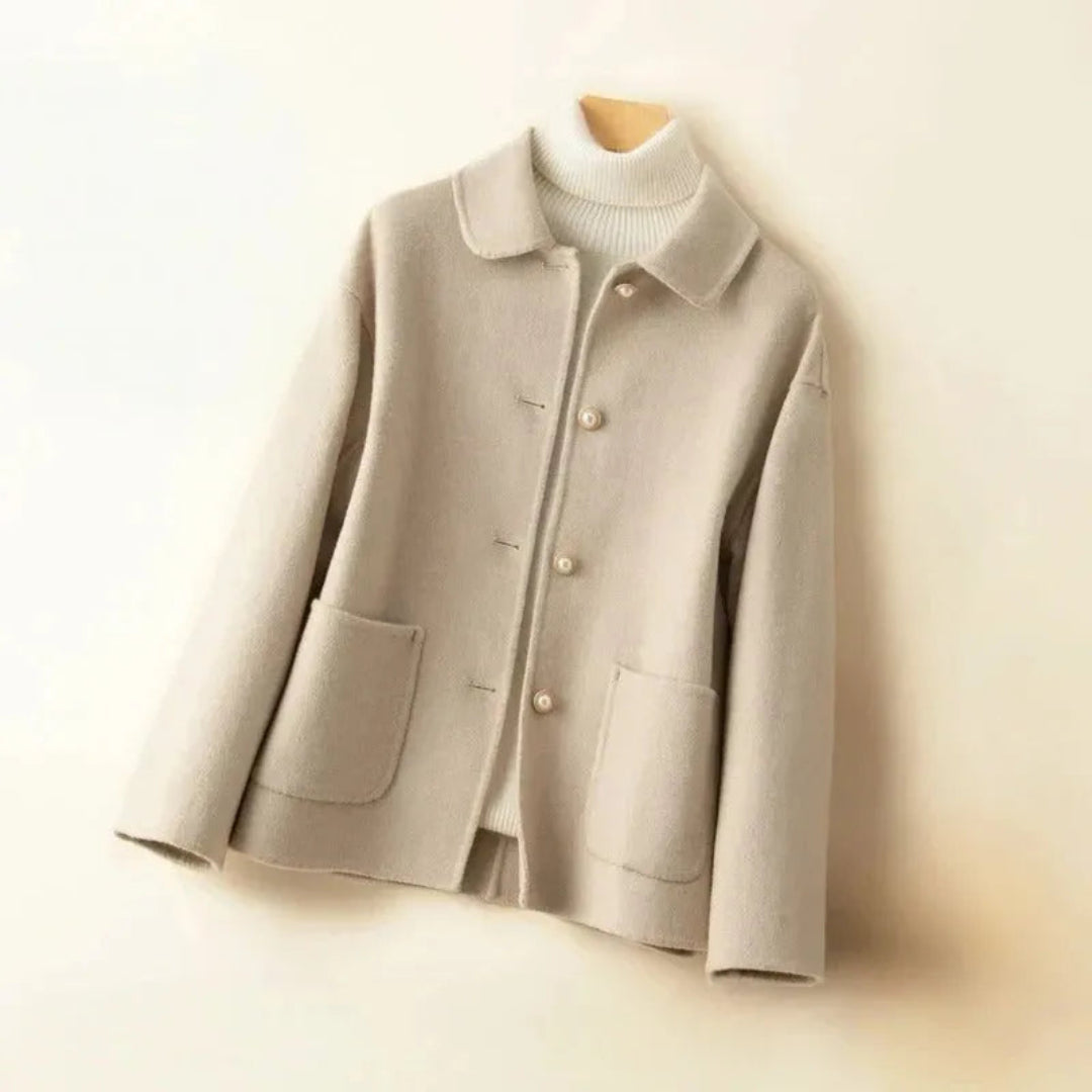Elegant coat with doll collar and pearl buttons