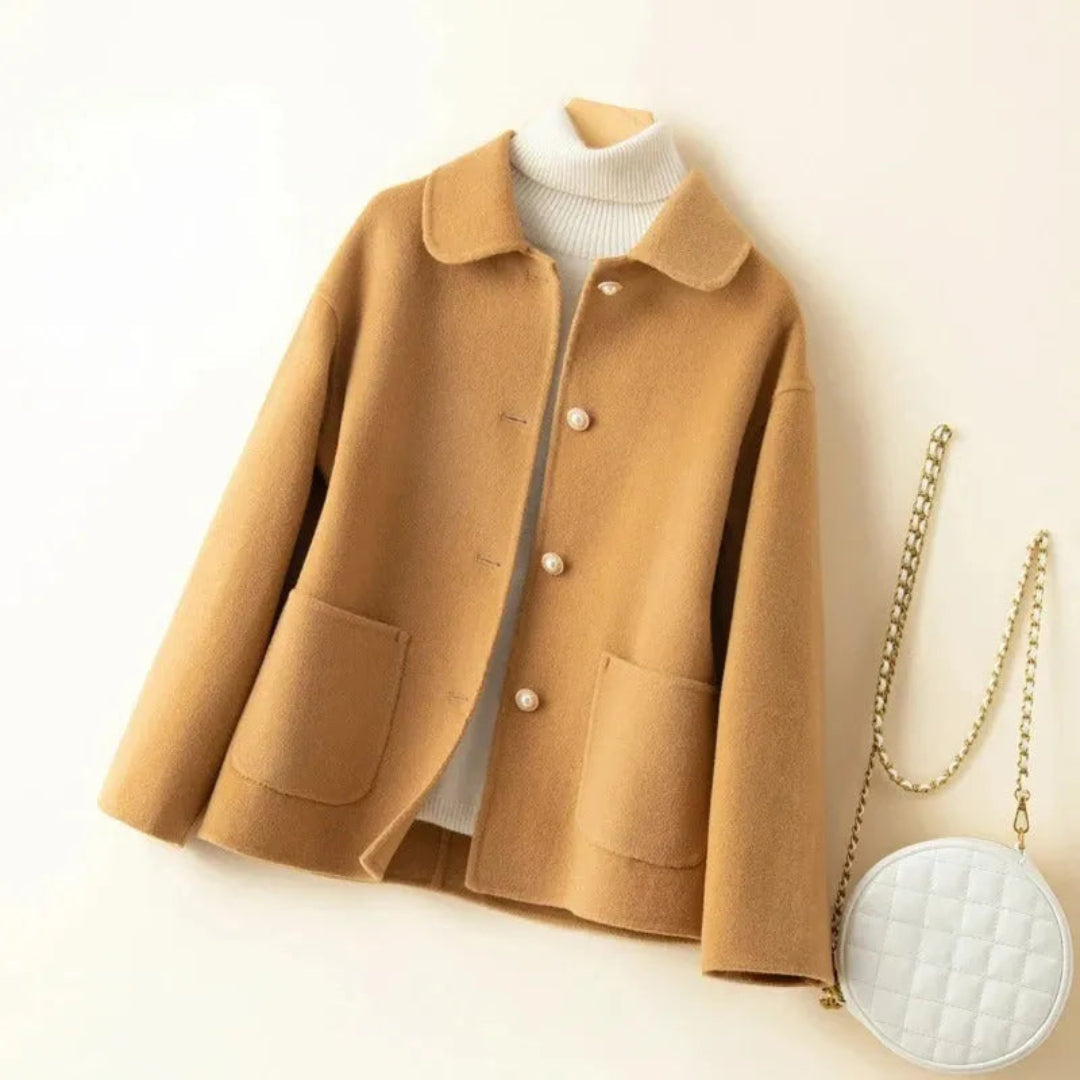 Elegant coat with doll collar and pearl buttons