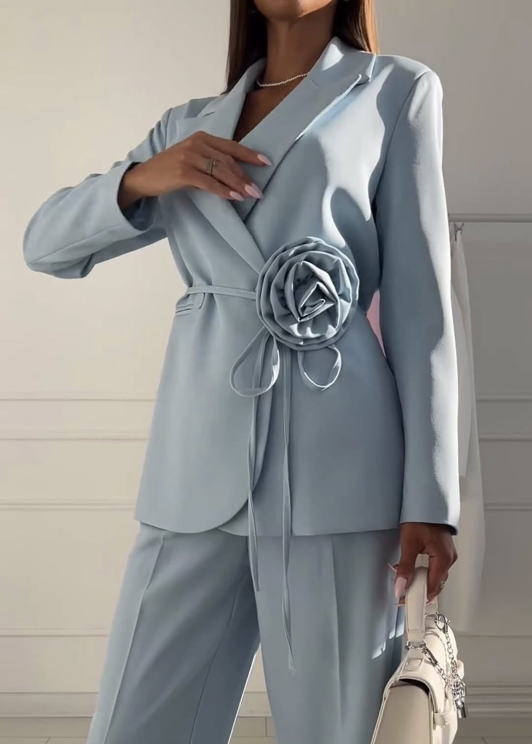 Elegant women's blazer with long sleeves and sliding neckline