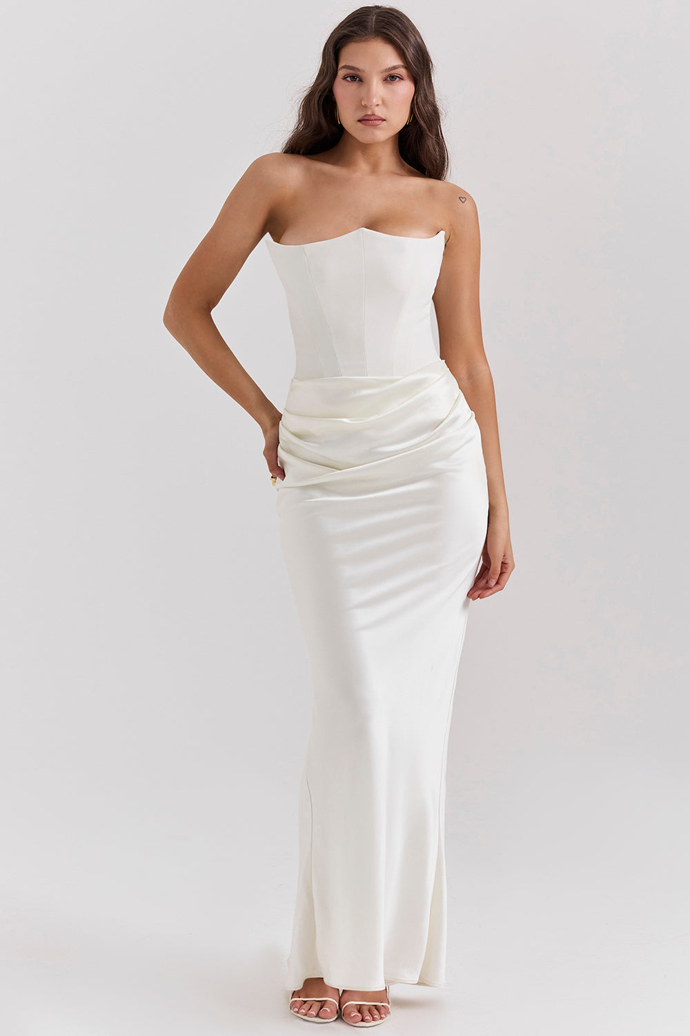 Elegant maxi dress with shoulder straps and corset
