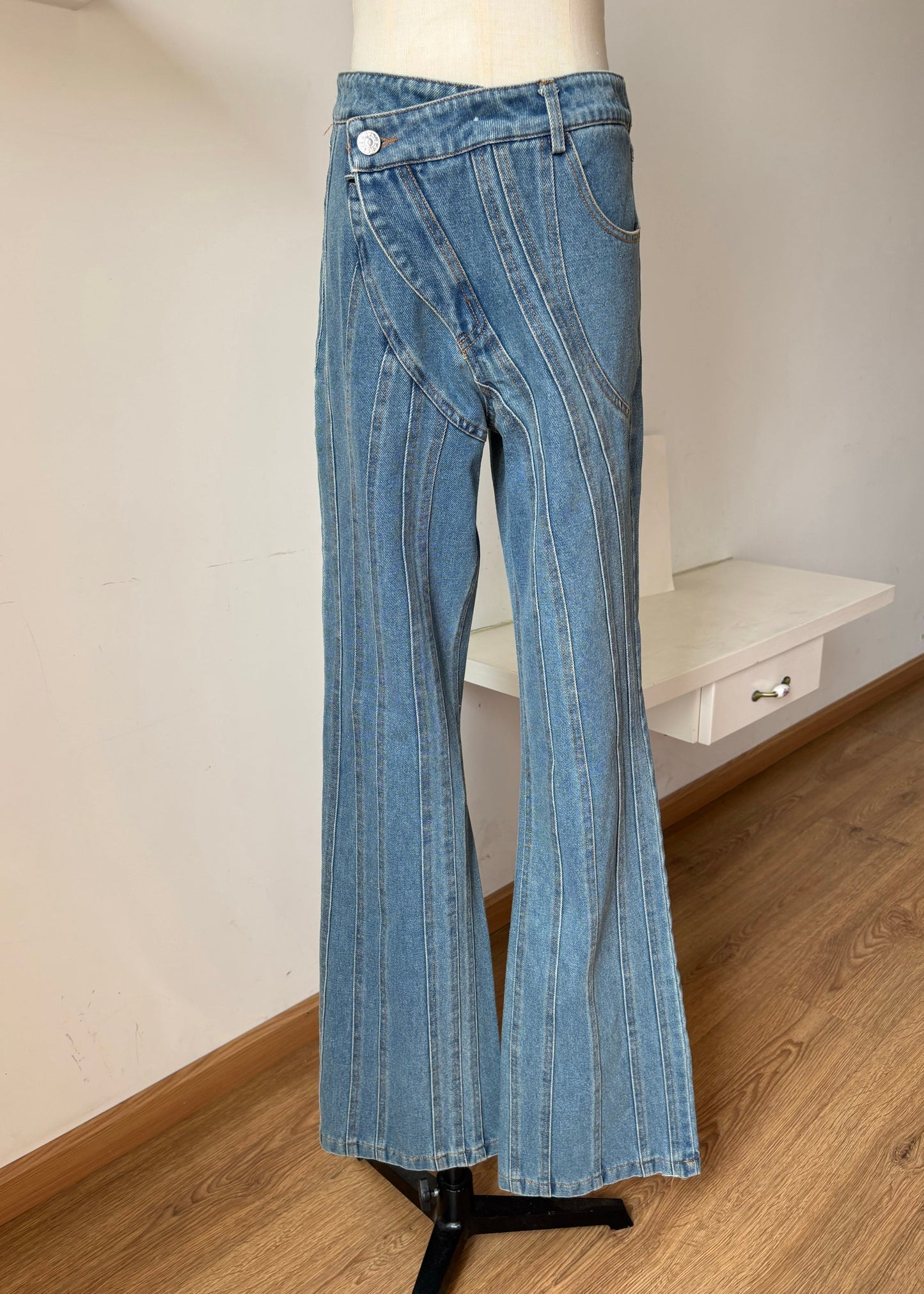 Pantalon évasé en denim bleu à poches asymétriques pour l'automne - TrendAura