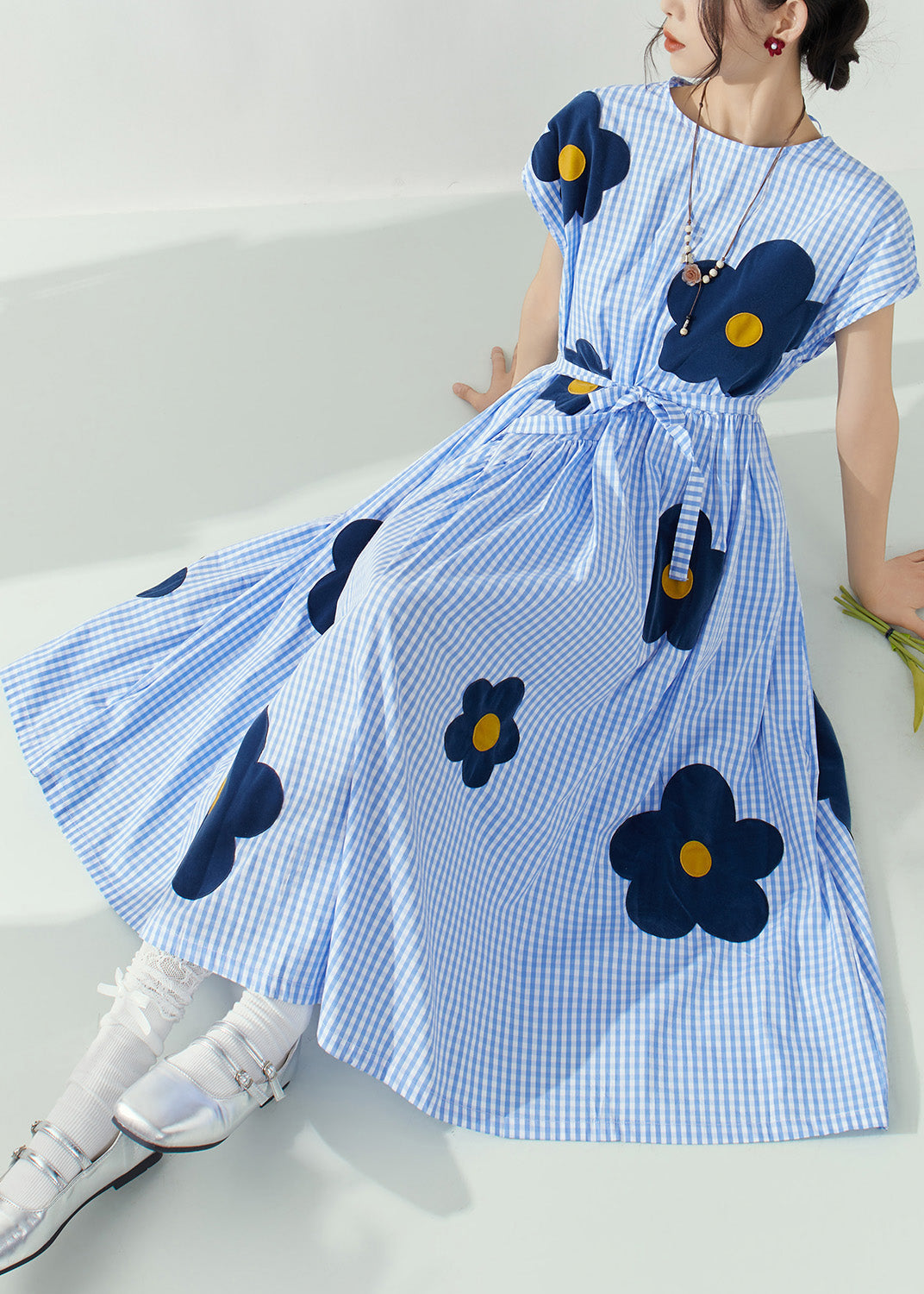 Robe longue à carreaux bleus à col rond et ceinture nouée à fleurs pour l'été - TrendAura