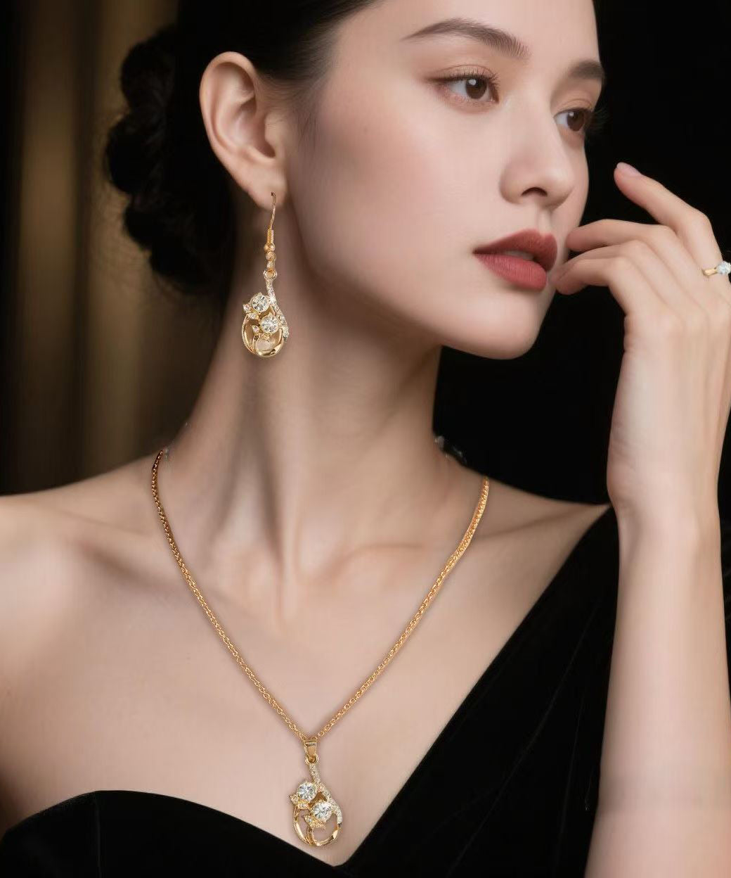 Ensemble de trois boucles d'oreilles pendantes, bagues et collier pendentif en zircon doré tendance - TrendAura