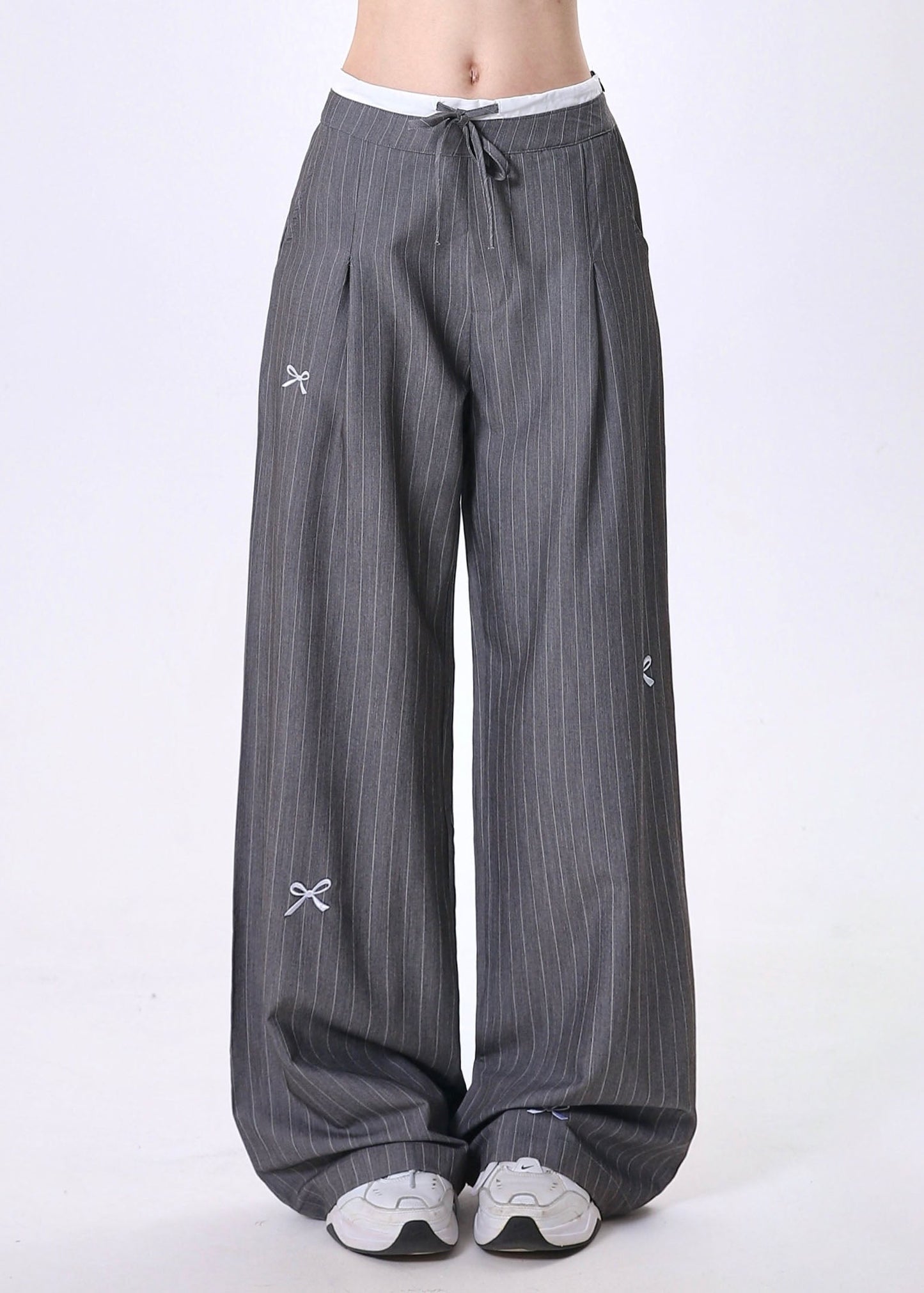 Pantalon en coton patchwork rayé à nœud brodé gris tendance printemps - TrendAura