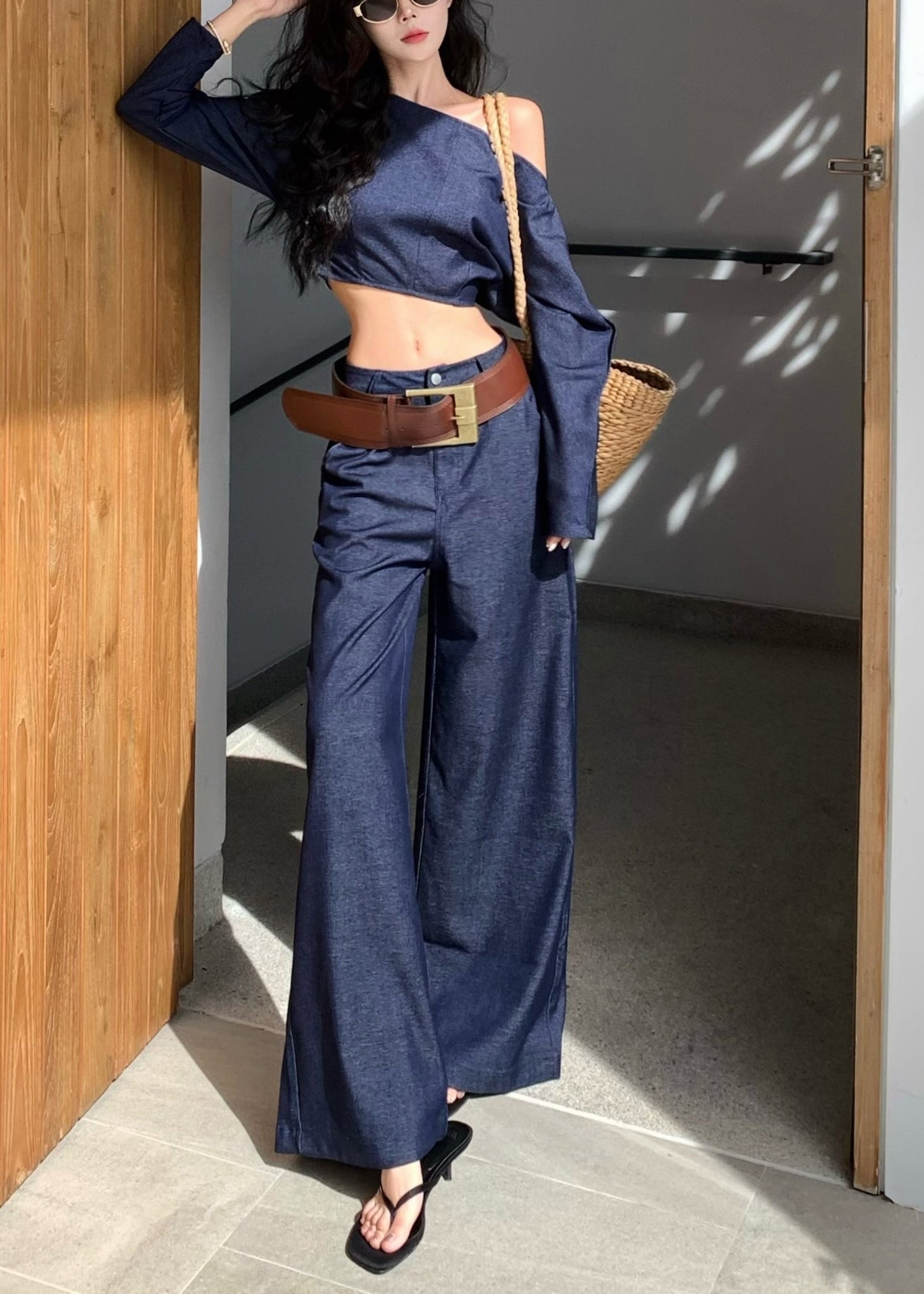 Ensemble deux pièces en jean bleu marine à une épaule et à la mode pour l'été - TrendAura