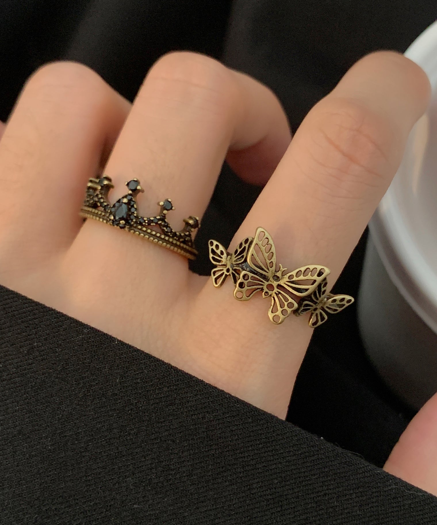 Ensemble de deux bagues creuses en métal doré ancien avec couronne papillon - TrendAura