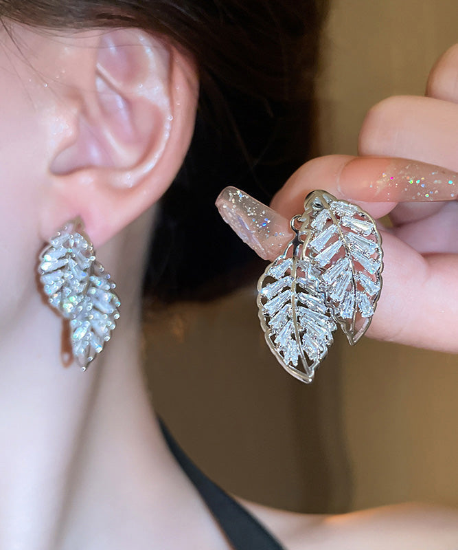 Boucles d'oreilles à tige en cuivre et zircon creux en forme de feuille - TrendAura