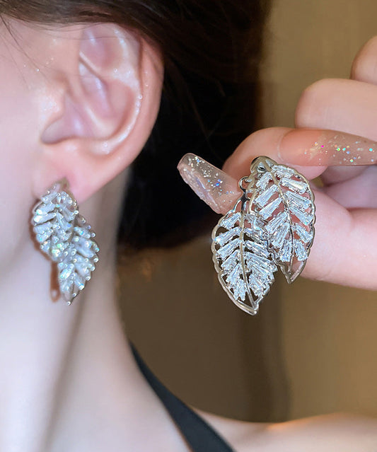 Boucles d'oreilles à tige en cuivre et zircon creux en forme de feuille - TrendAura
