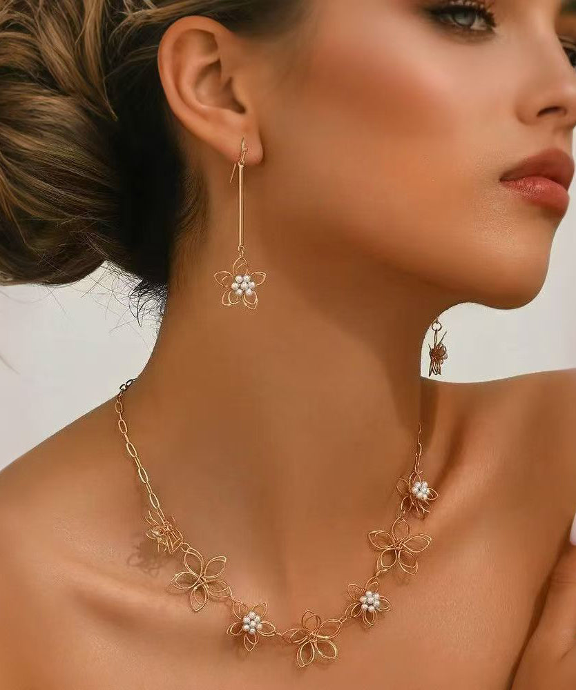 Ensemble deux pièces composé d'un collier lariat ajouré et de boucles d'oreilles pendantes en alliage de métal doré fin - TrendAura