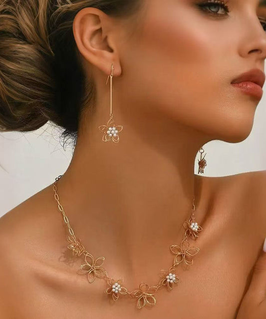 Ensemble deux pièces composé d'un collier lariat ajouré et de boucles d'oreilles pendantes en alliage de métal doré fin - TrendAura