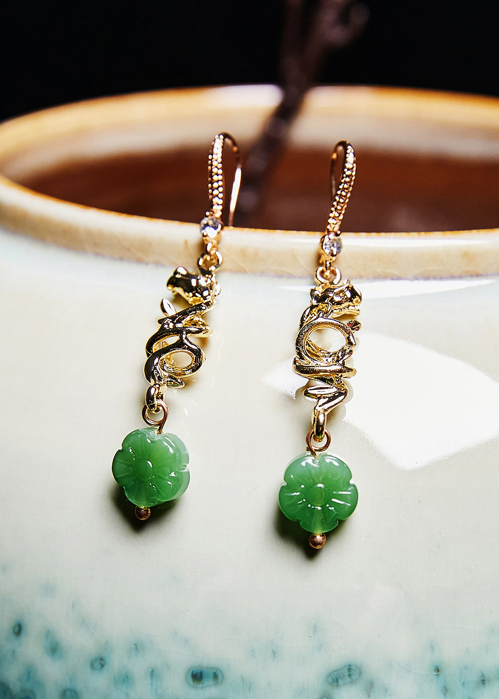 Boucles d'oreilles pendantes dorées en jade tournesol vert fin - TrendAura