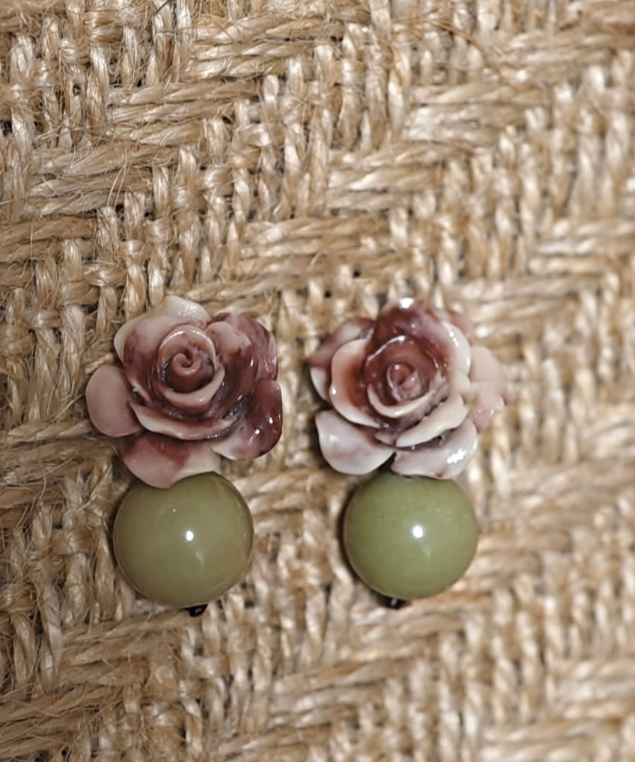 Boucles d'oreilles pendantes en alliage de cuivre vert clair avec motif floral et coquillage tie-dye - TrendAura