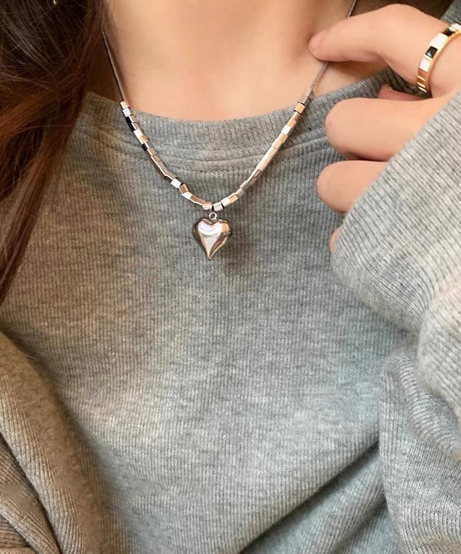 Collier pendentif amour en acier inoxydable et soie fine - TrendAura