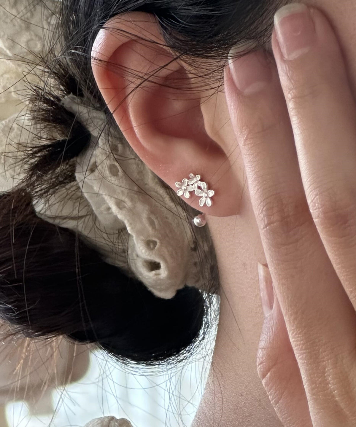 Boucles d'oreilles à tige florales en argent sterling et soie fine - TrendAura