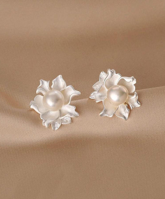 Boucles d'oreilles à tige asymétriques en alliage blanc fin avec perles florales - TrendAura