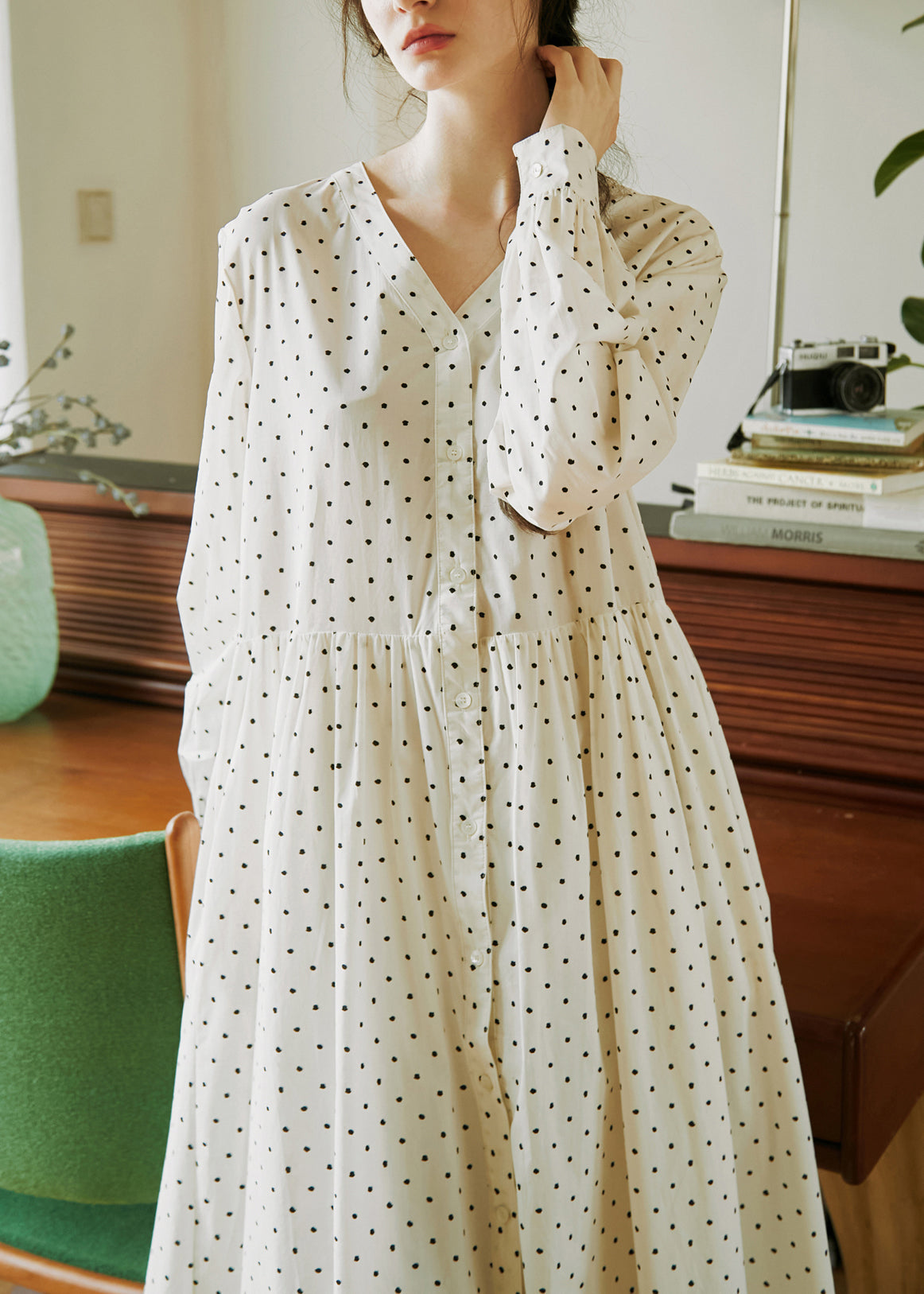 Robe en coton beige à col en V et boutons imprimés à pois pour l'automne - TrendAura