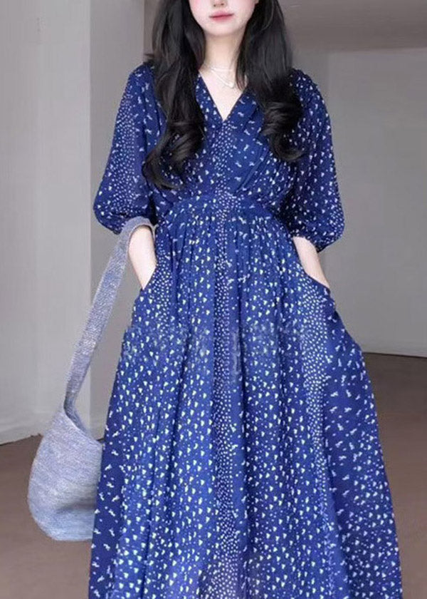 Robe longue d'été en mousseline de soie imprimée bleu français à col en V - TrendAura